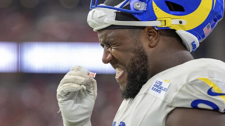 קובי טרנר מלוס אנג'לס ראמס משתמש במלחי הרחה בזמן משחק (צילום: AP Photo/Jeff Lewis) קובי טרנר מלוס אנג'לס ראמס משתמש במלחי הרחה בזמן משחק