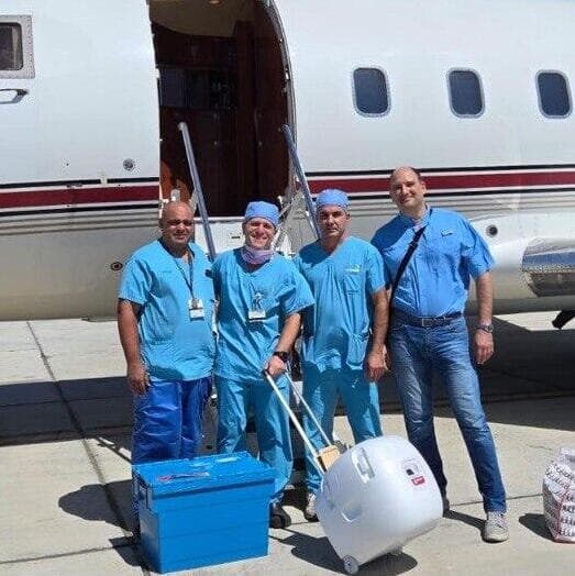 מימין לשמאל: ד"ר יורי פייסחוביץ מנהל המחלקה לניתוחי חזה, סניאן אל חאג', מפעיל מכונת לב ריאות, ד"ר בן בן אברהם מנהל השירות לאי ספיקת לב במערך הקרדיולוגי ומ'גדי כבהה, אח חדר ניתוח בבילינסון (צילום: דוברות בילינסון) מימין לשמאל: ד"ר יורי פייסחוביץ מנהל המחלקה לניתוחי חזה, סניאן אל חאג', מפעיל מכונת לב ריאות, ד"ר בן בן אברהם מנהל השירות לאי ספיקת לב במערך הקרדיולוגי ומ'גדי כבהה, אח חדר ניתוח בבית החולים בילינסון