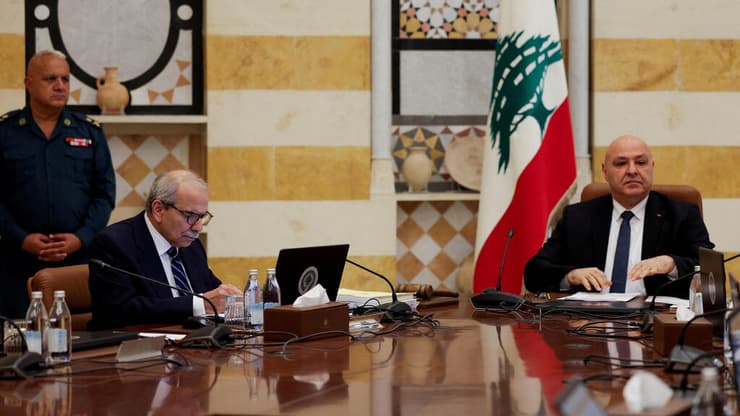 ישיבה של ממשלת לבנון 5 אוגוסט 2025 פירוק חיזבאללה מ נשק נשיא ג'וזף עאון ראש הממשלה נוואף סלאם