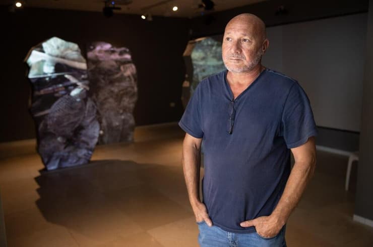 רוני ספדג' בביקור במרכז של רשות העתיקות (צילום: אלכס קולומויסקי) רוני ספדג' בביקור במרכז של רשות העתיקות