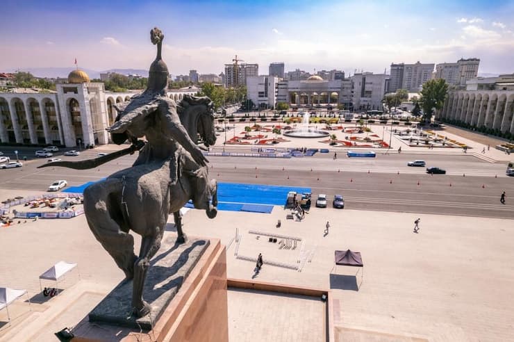 פסל האיקונין האפי של אייקול מאנאס – גיבור קירגיזי בכיכר אלה-טו שבעיר הבירה בישקק