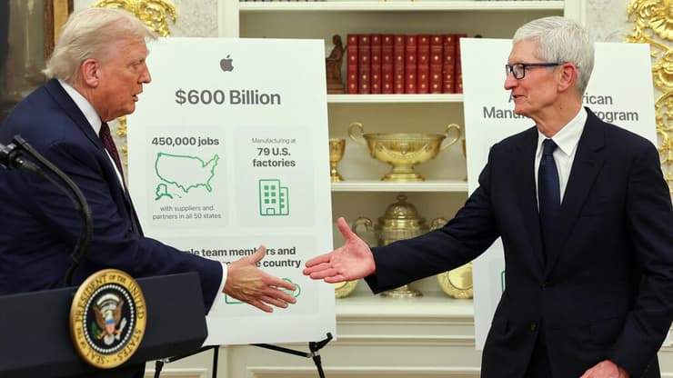 מנכ"ל אפל, טים קוק, והנשיא טראמפ בבית הלבן בעת ההכרזה על התוכנית החדשה (רויטרס) מנכ"ל אפל, טים קוק, והנשיא טראמפ בבית הלבן בעת ההכרזה על התוכנית החדשה