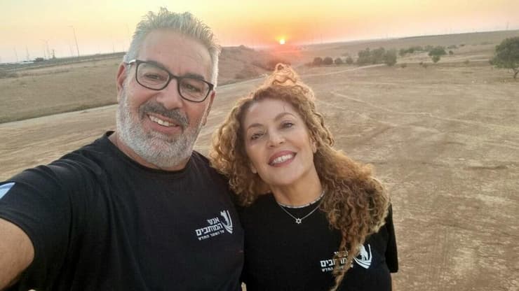 ליאורה ועופר צרפתי, שמתנדבים יחד במשמרות שמירה והגנה על חקלאים מפני פרוטקשן