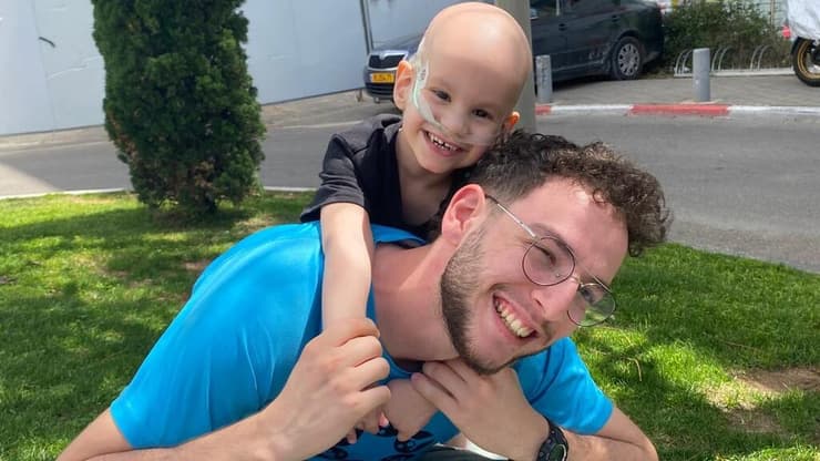 טירן עם אחד מילדי העמותה כבן שירות באגודה להתנדבות