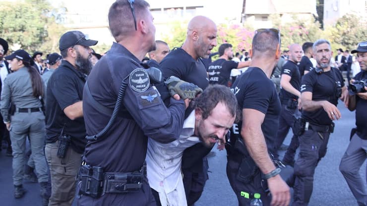 חרדים קיצונים מפגינים בכביש 4