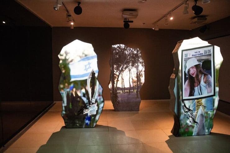 מיצגים מ-7 באוקטובר במרכז (צילום: אלכס קולומויסקי) מיצגים מ-7 באוקטובר במרכז