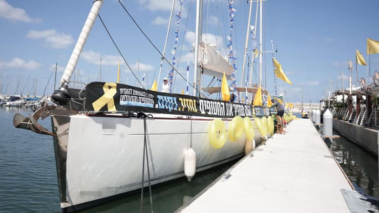 משפחות החטופים במשט לעבר גבול רצועת עזה