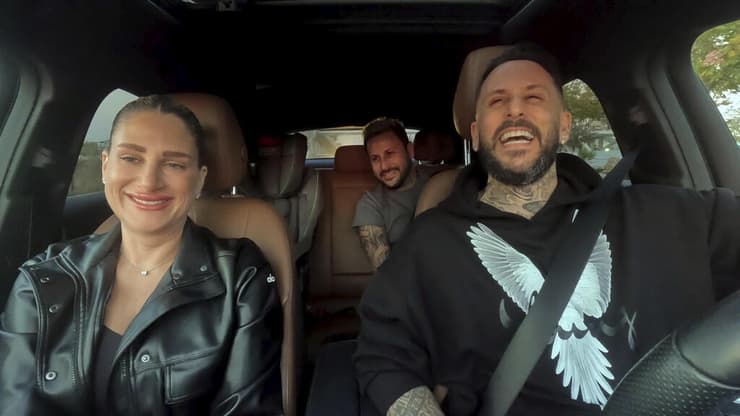 "אי אפשר להפסיק לעבוד, ההוצאות אסטרונומיות". עדי ואסי מתוך "הבוזגלוס" עונה 9 (צילום: באדיבות yes ו- +STING) מתוך "הבוזגלוס" עונה 9