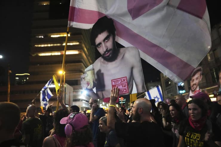 דמותו של אביתר בהפגנה אמש בתל אביב (צילום: AP Photo/Ariel Schalit) מחאה בתל אביב