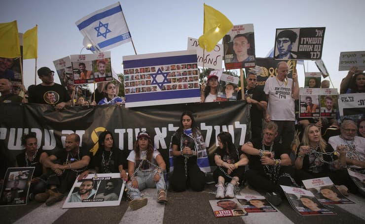 משפחות חטופים בשלשלאות בירושלים (צילום: AP Photo/Ohad Zwigenberg) משפחות חטופים בשלשלאות בירושלים