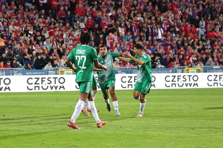 שחקן מכבי חיפה איתן אזולאי עם גוני נאור