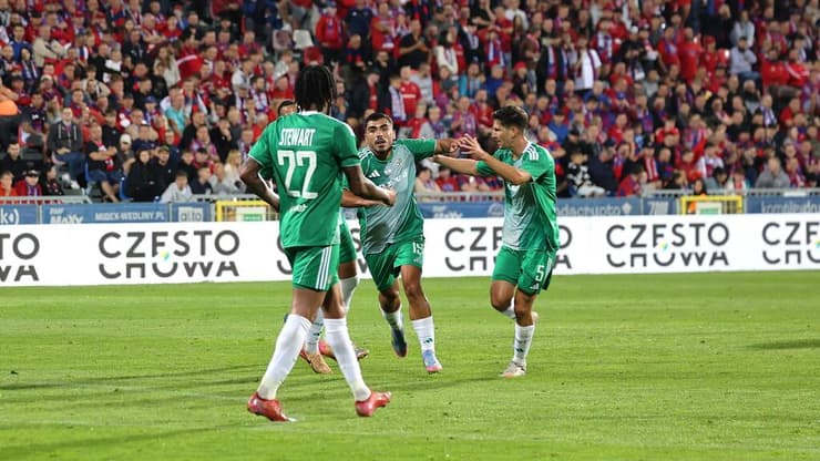 אזולאי והחברים חוגגים בפולין (צילום: אתר מכבי חיפה) שחקן מכבי חיפה איתן אזולאי עם גוני נאור