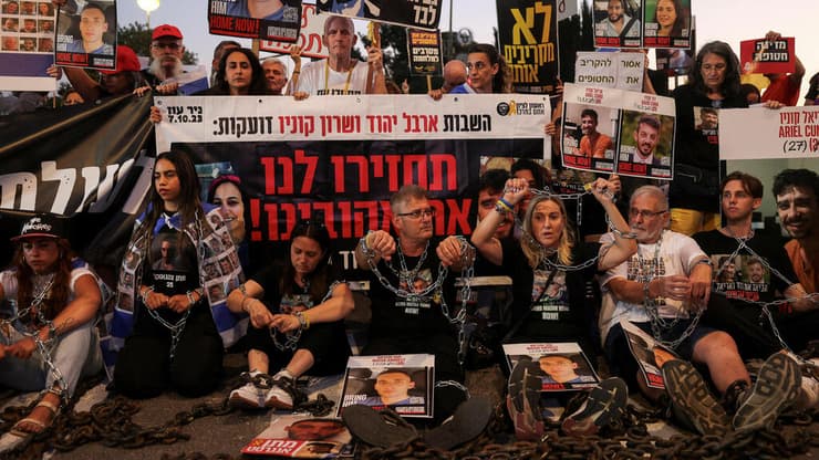 משפחות חטופים בשלשלאות בירושלים