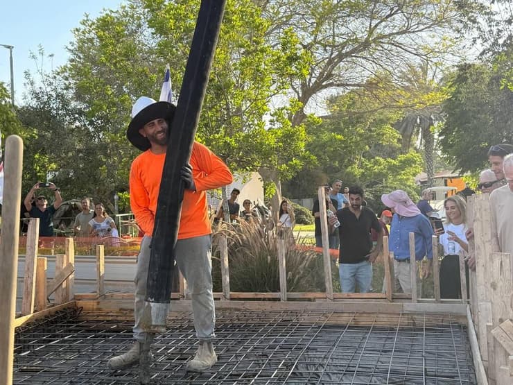 טקס הנחת אבן פינה בשכונה הראשונה בקיבוץ ניר עוז