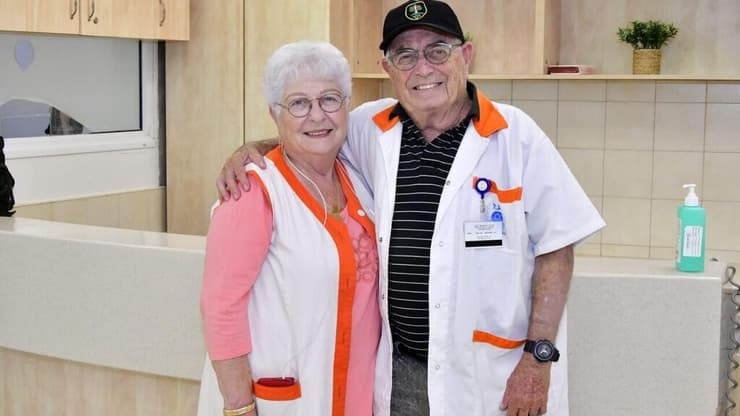 יאיר ומירי לסקוביץ', בני זוג בני 80, שמתנדבים בחדרי ניתוח בנהריה