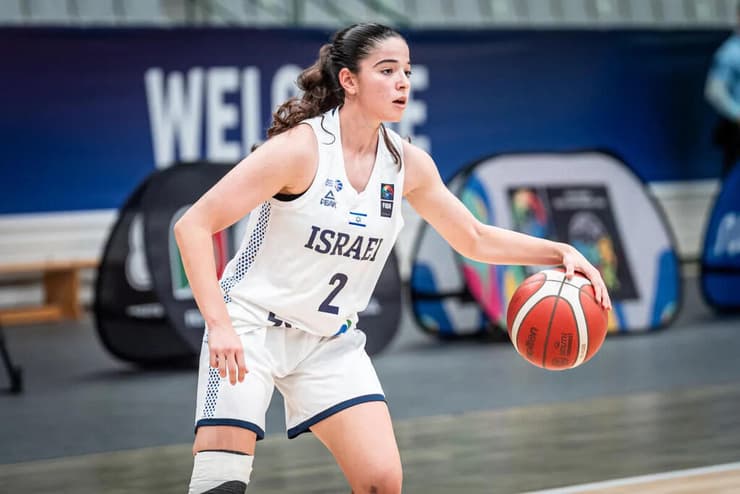 שלשה גדולה בסיום הרבע השלישי. מעיין כהן (צילום: אתר פיב"א) שחקנית נבחרת העתודה של ישראל מעיין כהן