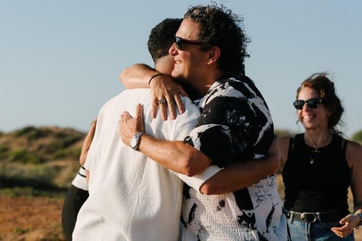 אלון מסיקה מחבק את רז. העניק 200 טבעות אירוסין עבור המשרתים בצה"ל (צילום: תמיר דוידוב, באדיבות Imagen) אלון מסיקה מחבק את רז