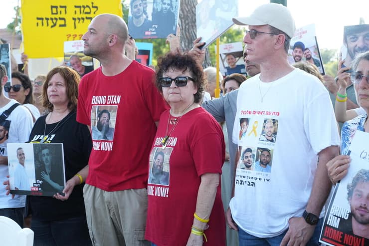 קבלת שבת של משפחות החטופים ושורדי שבי מול ביתו של שר הביטחון במושב כפר אחים