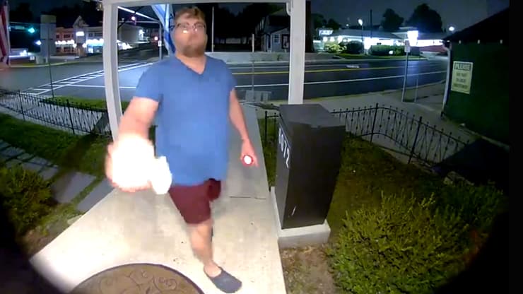 החשוד, כפי שתועד במצלמת אבטחה