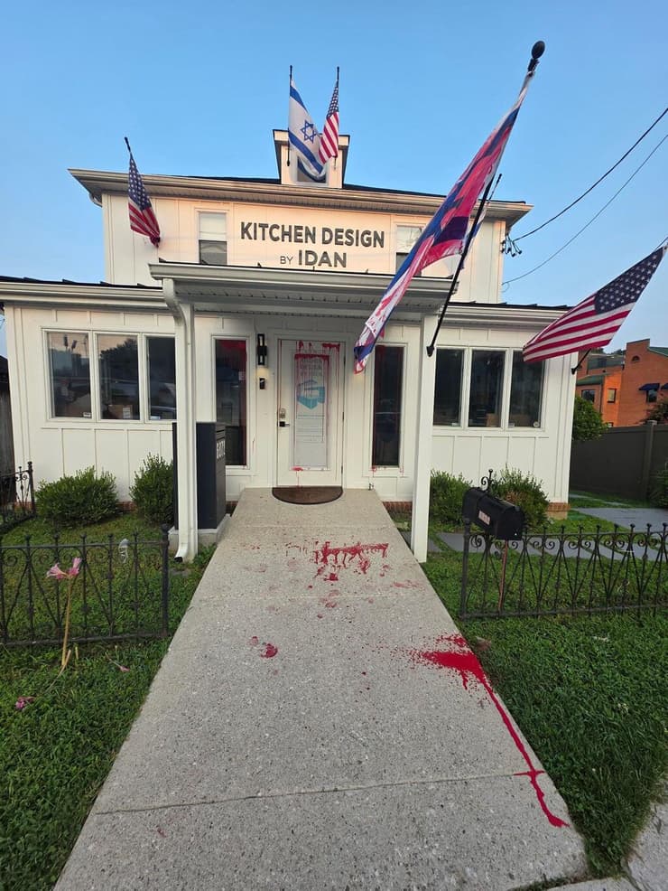 צבע אדום גם בכניסת לבית העסק