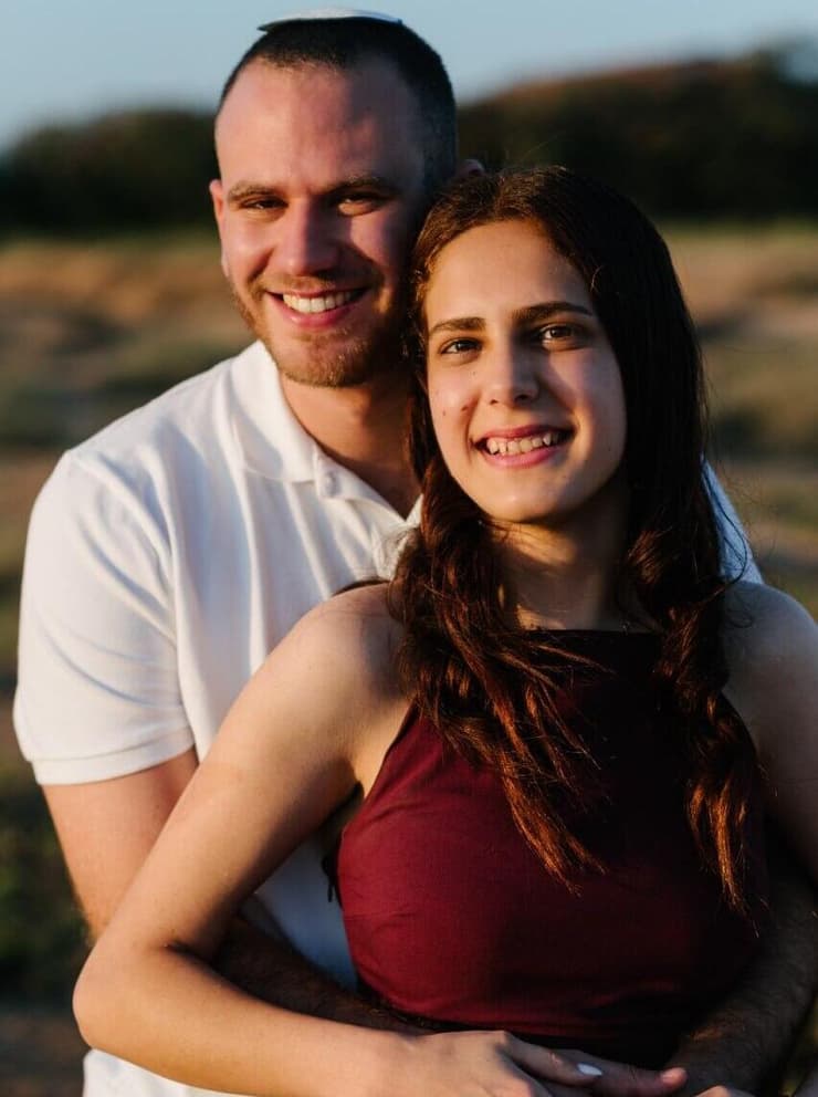 רס"ל (במיל') אלקנה שזיפי ובת זוגו שרה. "השבועיים הראשונים של ההיכרות היו רק בהודעות" (צילום: תמיר דוידוב, באדיבות Imagen) רס"ל במיל׳ אלקנה שזיפי ובת זוגו שרה