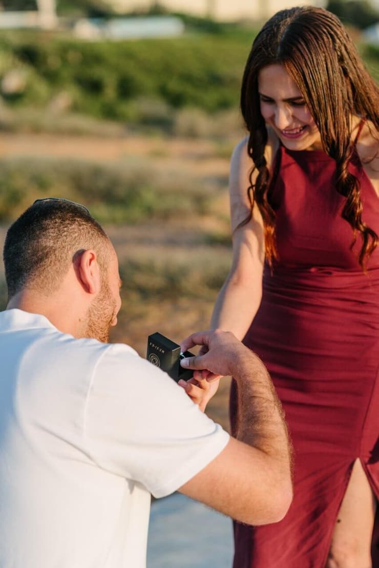 אלקנה מציע נישואים לשרה. "יהיה לנו זמן לארגן את החתונה" (צילום: תמיר דוידוב, באדיבות Imagen) רס"ל במיל' אלקנה שזיפי מציע נישואין לבת זוגו שרה