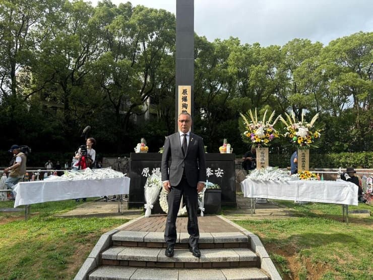 גלעד כהן בטקס הנחת זרים לזכר נספי הטלת פצצת האטום על העיר נגאסקי