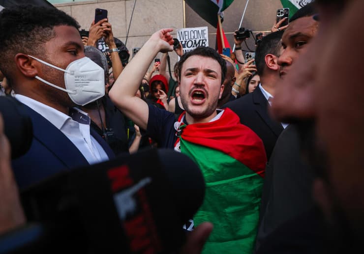 מחמוד חליל בהפגנה שעות אחרי שחרורו