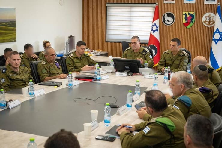 זמיר בשיח עם מפקדי האוגדות בפיקוד הדרום. הרמטכ"ל מבקש לרענן את שורות הפיקוד הבכיר בעיצומה של המלחמה (צילום: דובר צה"ל) הרמטכ"ל אייל זמיר בשיח עם מפקדי האוגדות בפיקוד הדרום