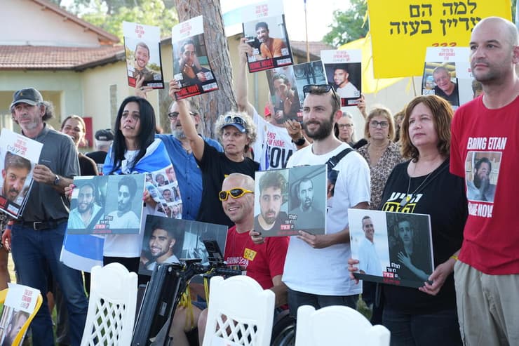 קבלת שבת של משפחות החטופים ושורדי שבי מול ביתו של שר הביטחון במושב כפר אחים