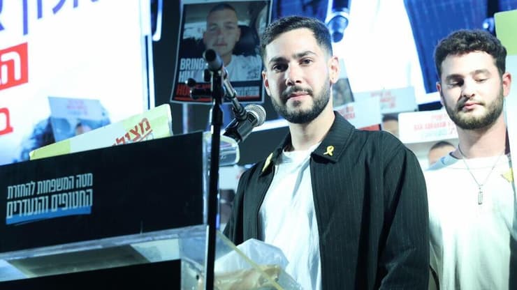 זיו עבוד בעצרת בכיכר החטופים