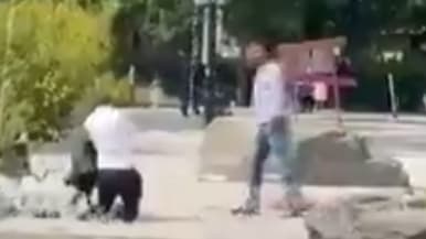 התוקף מימין ליד היהודי ובתו