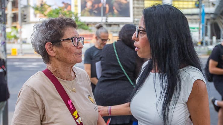 עינב צנגאוקר בשער בגין, יחד עם שורדת השבי יוכבד ליפשיץ (צילום: עידו ארז) עינב צנגאוקר בהצהרת משפחות חטופים בשער בגין הקריה תל אביב