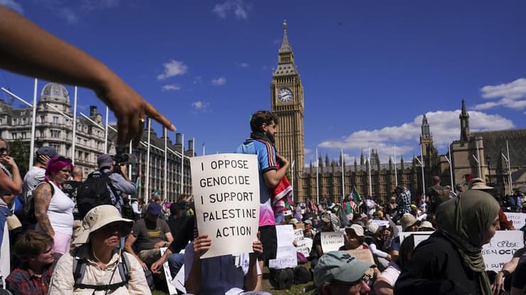 "אני מתנגד לג'נוסייד, אני תומך ב-Palestine Action" (צילום: Abodunde/Getty Images, AP Photo/Alberto Pezzali) הפגנה פרו פלסטינית בכיכר הפרלמנט בלונדון, בריטניה