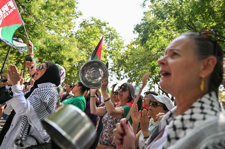 הפגנה פרו-פלסטינית גם בכיכר הבסטיליה בפריז (צילום: Julie SEBADELHA / AFP) הפגנה פרו פלסטינית מפגינים למען פלסטין ב פריז