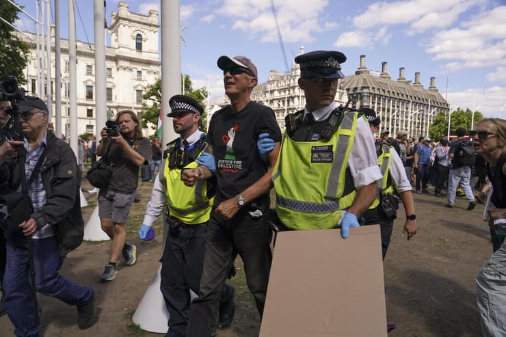 אחד העצורים בלונדון (צילום: Abodunde/Getty Images, AP Photo/Alberto Pezzali) הפגנה פרו פלסטינית בכיכר הפרלמנט בלונדון, בריטניה
