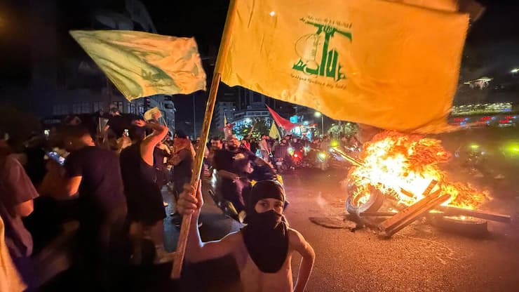 החשש הגדול: המוני שיעים ייצאו לרחובות או יילחמו בחיילים. תומכי חיזבאללה (צילום: Ibrahim AMRO / AFP) תומכי חיזבאללה מפגינים בביירות, 7.8