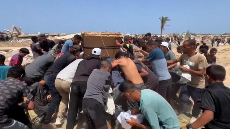 ארגזי סיוע שהוצנחו לעזה