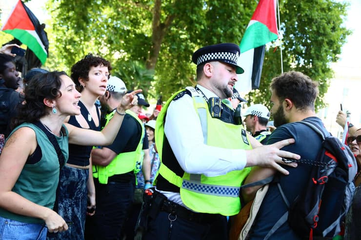 עימותים עם השוטרים הבריטים (צילום: Abodunde/Getty Images, AP Photo/Alberto Pezzali) הפגנה פרו פלסטינית בכיכר הפרלמנט בלונדון, בריטניה