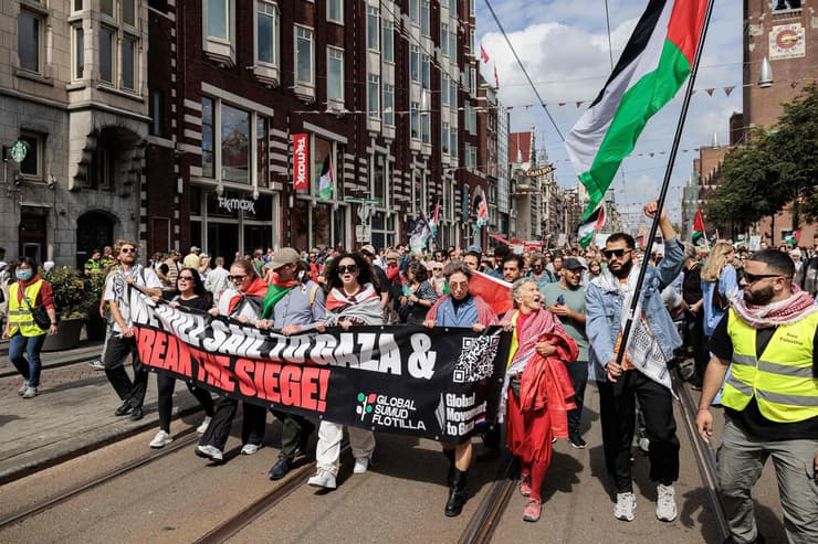 צעדת מחאה באמסטרדם (צילום: Ramon van Flymen / ANP / AFP) הפגנה פרו פלסטינית באמסטרדם, הולנד