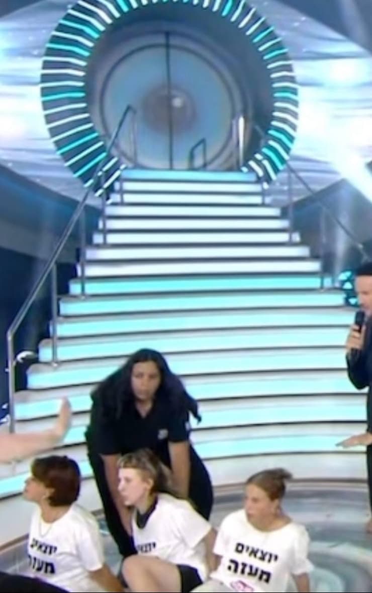 רגע הפריצה לבמה. מתוך "האח הגדול" (צילום מסך, רשת) רגע הפריצה לבמה. מתוך "האח הגדול"