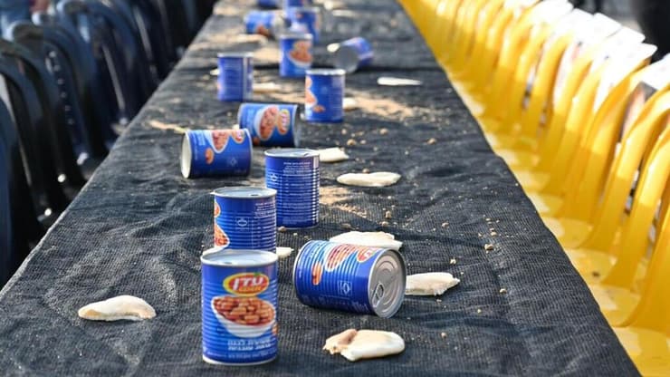 מיצג הרעב של משפחות החטופים בכיכר החטופים