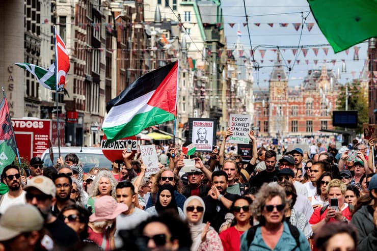 הפגנה פרו פלסטינית באמסטרדם, הולנד (צילום: Ramon van Flymen / ANP / AFP) הפגנה פרו פלסטינית באמסטרדם, הולנד