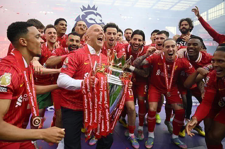 סלוט על הייטינחה: "כל מה שאנחנו עושים, אנחנו עושים ביחד" (צילום: Michael Regan/Getty Images/Getty Images For The Premier League) ארנה סלוט חוגג עם שחקני ליברפול אליפות