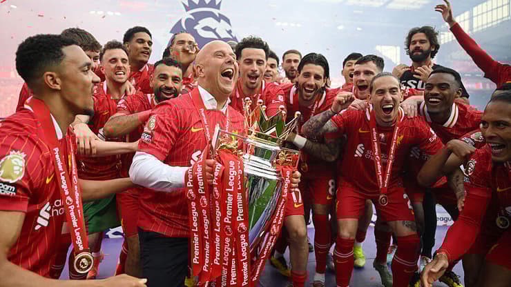 סלוט חוגג עם שחקני ליברפול אליפות בעונה שעברה (צילום: Michael Regan/Getty Images/Getty Images For The Premier League) ארנה סלוט חוגג עם שחקני ליברפול אליפות