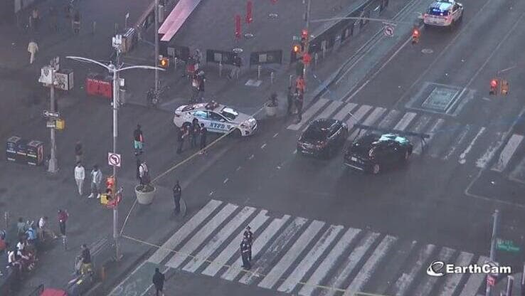 זירת הירי (צילום: EarthCam, מתוך אתר ״ניו יורק פוסט״) ירי בטיימס סקוור