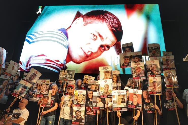 עצרת למען שחרור החטופים בכיכר בת"א, אמש (צילום: דנה קופל ) עצרת בכיכר החטופים למען שחרורם וסיום המלחמה