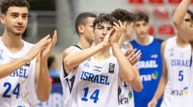 נבחרת הקדטים חוגגת את הניצחון על אסטוניה