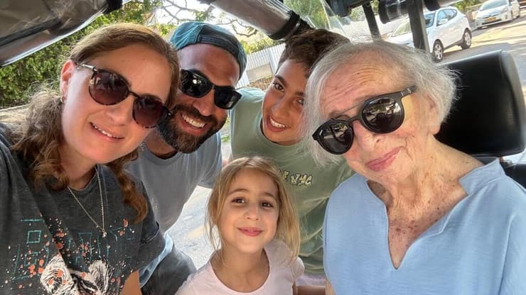 פולט ז"ל ומשפחתה 