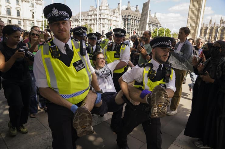 עצורים בבירה הבריטית (צילום: Abodunde/Getty Images, AP Photo/Alberto Pezzali) הפגנה פרו פלסטינית בכיכר הפרלמנט בלונדון, בריטניה